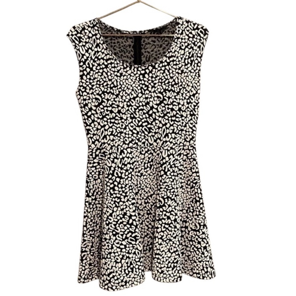 NWT GUESS SKATER/FIT AND FLARE DRESS IN BLACK AND WHITE SIZE S
